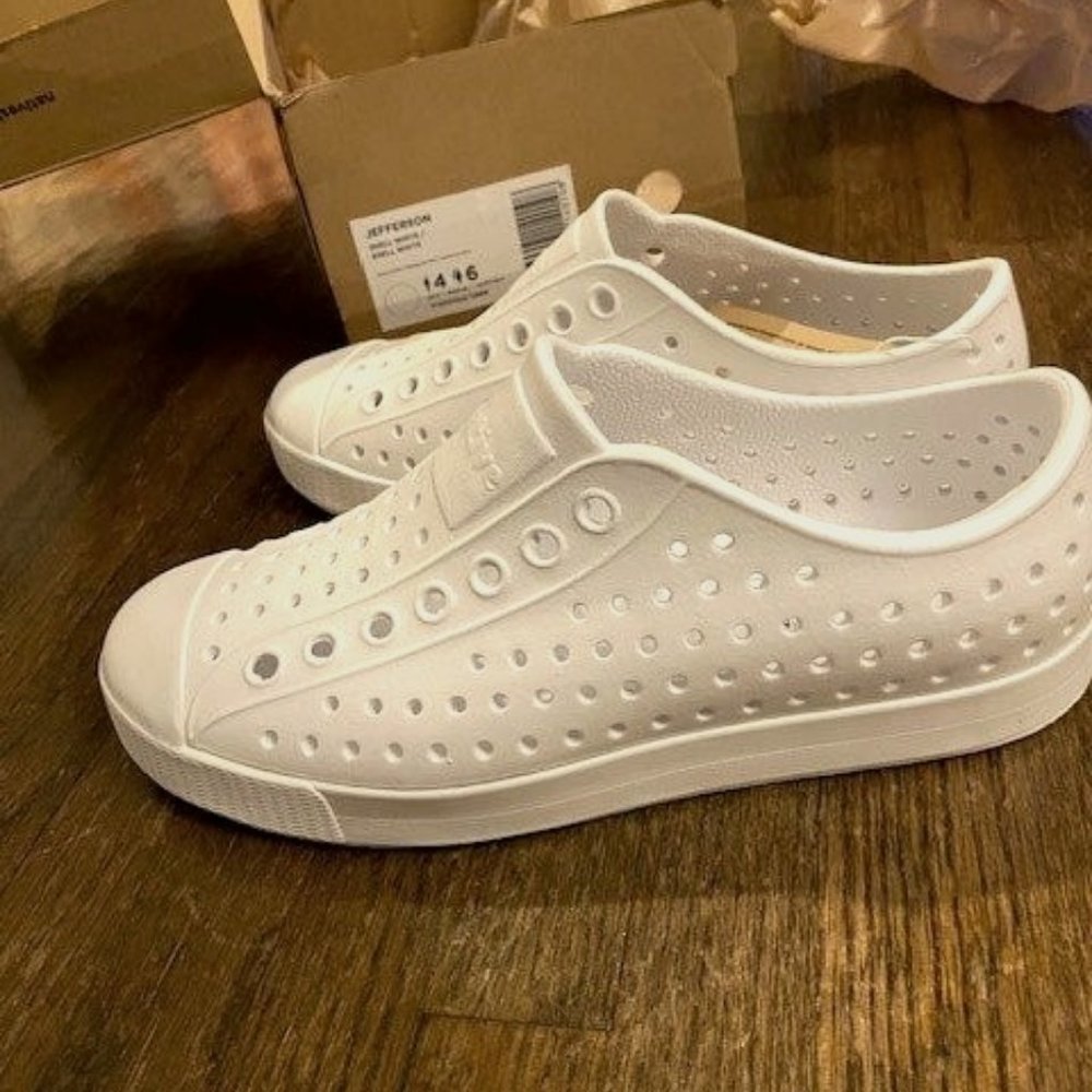 Native Shoes - (Jefferson) Women's Sz 6 / Men's Size 4 -New W/ Tags in Box